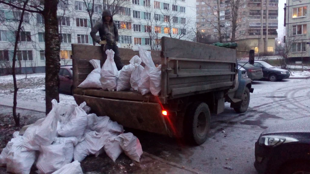 Вывоз мусора в мешках в Тихорецке в октябре