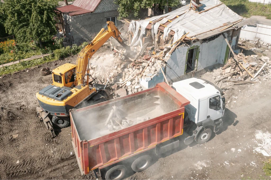 Вывоз мусора после сноса зданий с выездом в Тихорецке в октябре