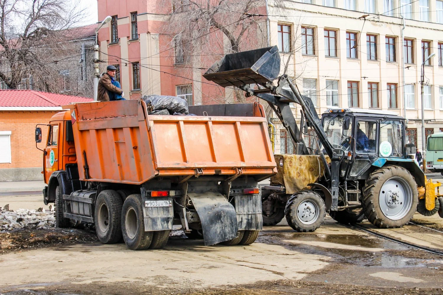 Вывоз мусора Камазом в Тихорецке – аренда и заказ Камаза 10 тонн от 2422 руб. в ПроМусор