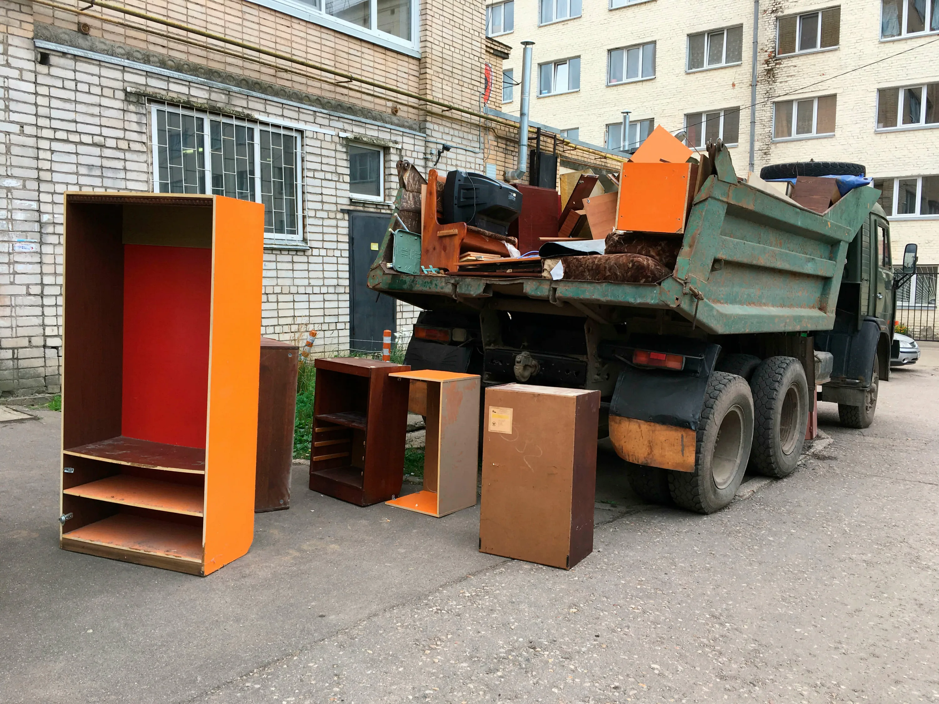 Утилизация старой мебели с вывозом и разбором в Тихорецке в октябре