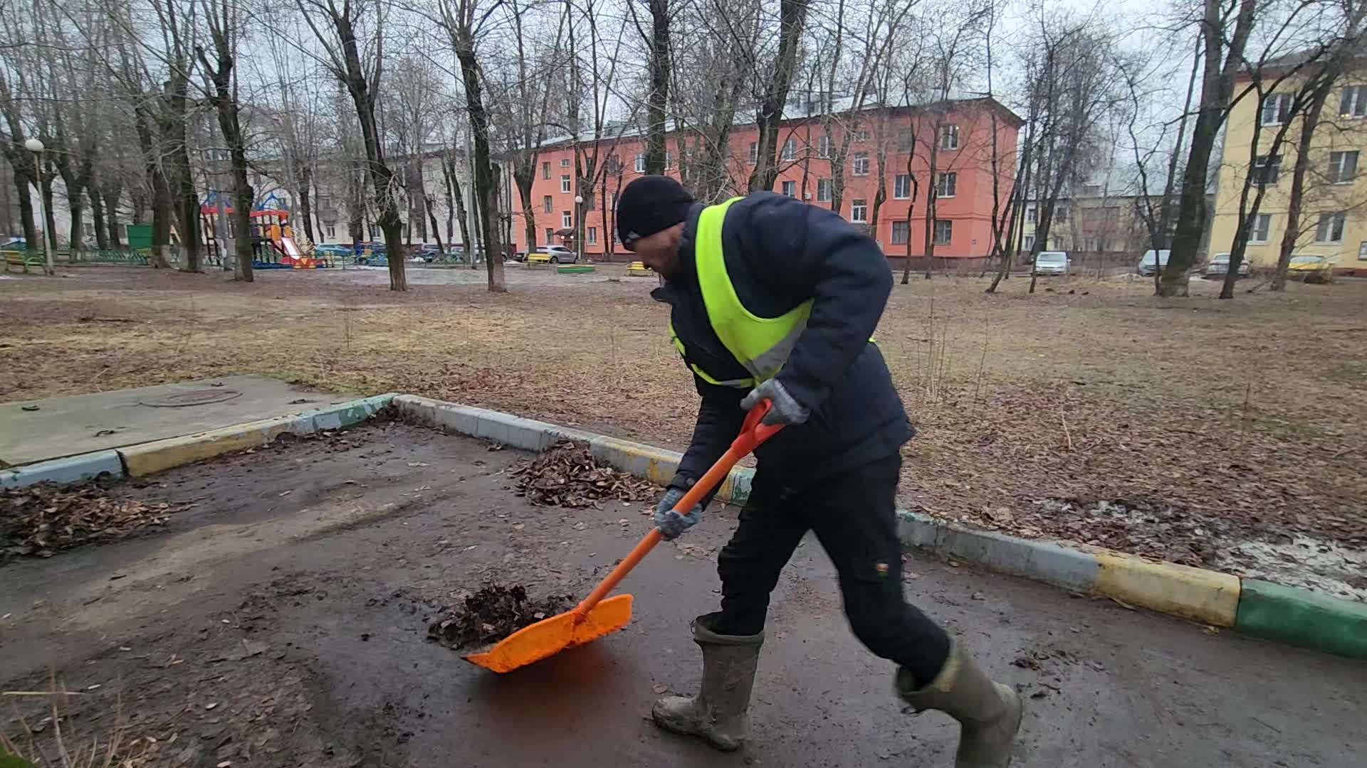 Уборка территорий в Тихорецке в октябре