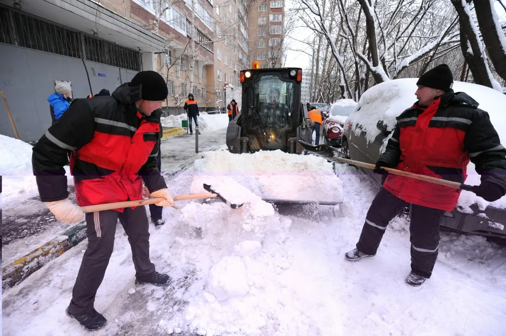 Очистка дворов от снега с гарантией результата в Тихорецке в октябре