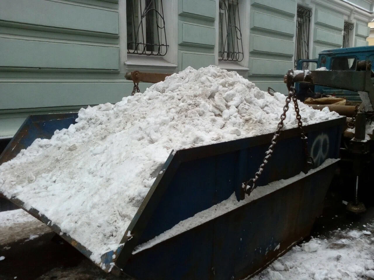 Вывоз снега контейнерами в Тихорецке в октябре